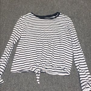 long sleeve shirt // knot at the bottom// cute